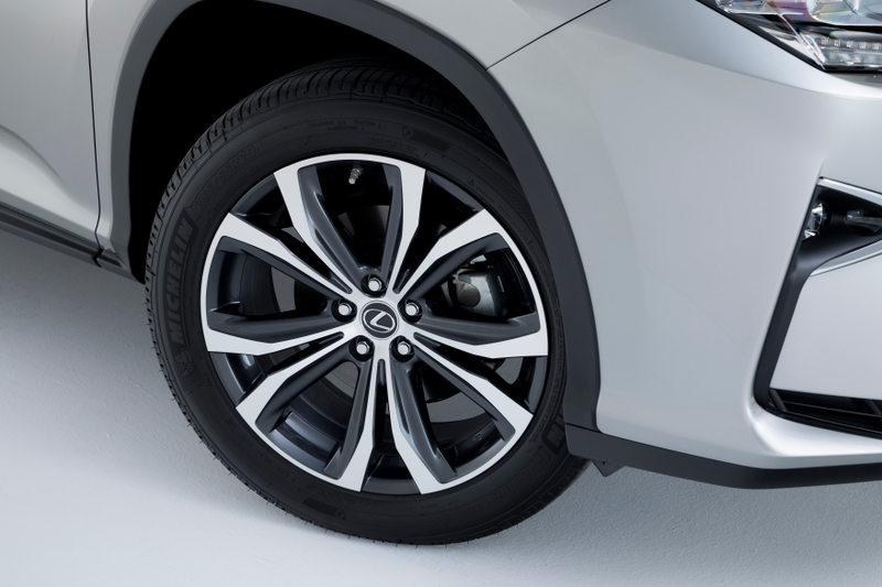 Illustration for article titled The Three-Row 2018 Lexus RX L Is Here To Print An Insane Amount Of Money